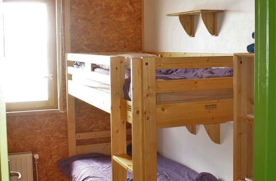 Le dortoir de deux lits superposés